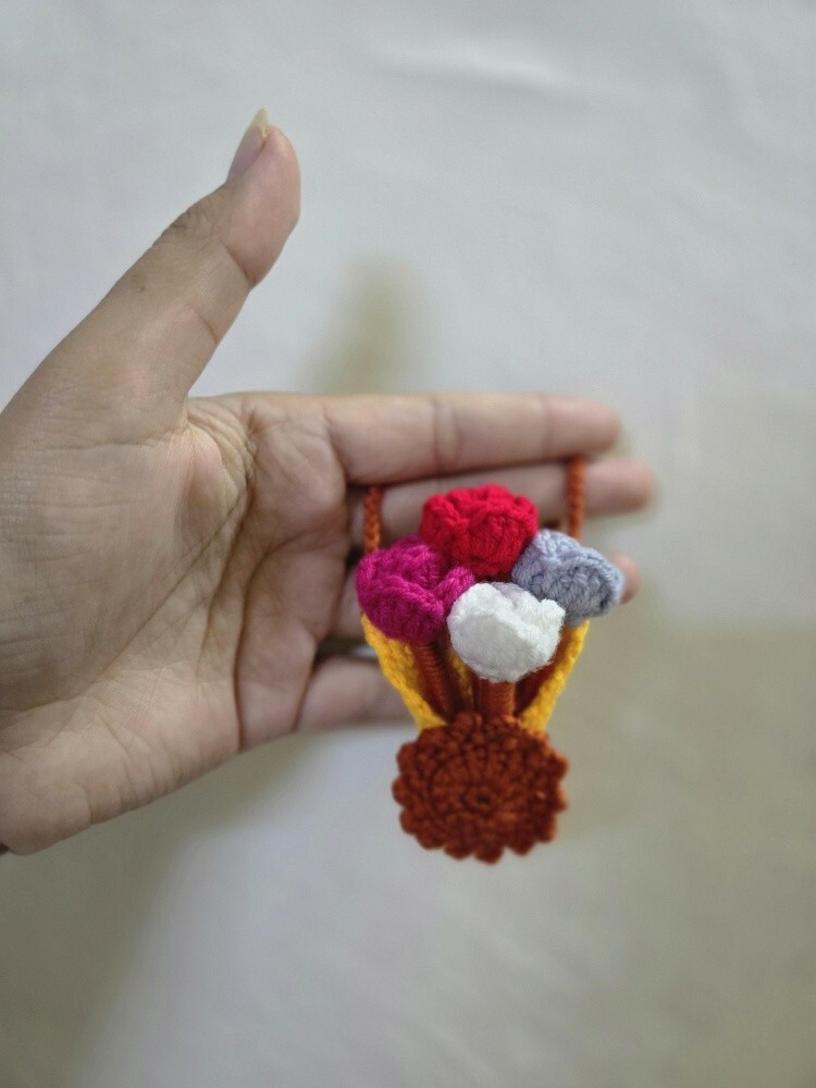 crochet mini bouquet keychain - 3