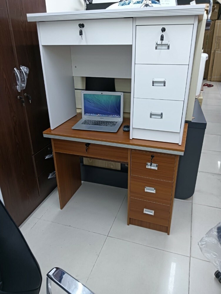 Office table. com Chair - 3