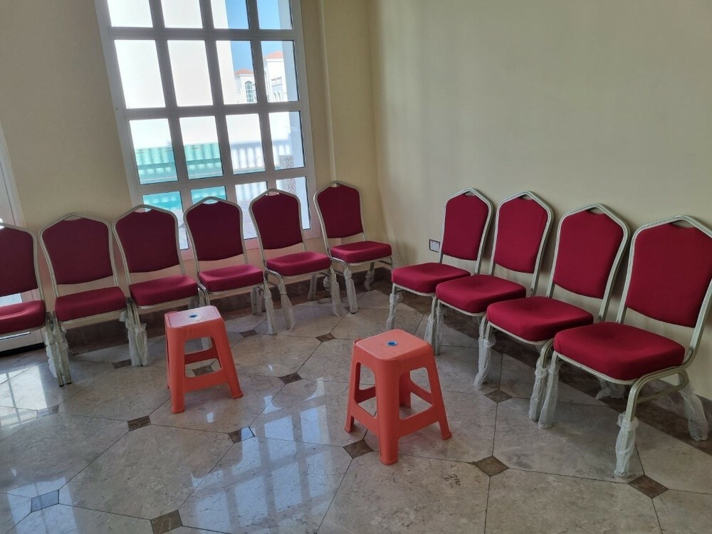 طاولات دائريه ومستطلية وكراسي - 13