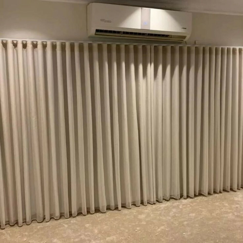 أريكة وستائر بتصميم عربي. - 8
