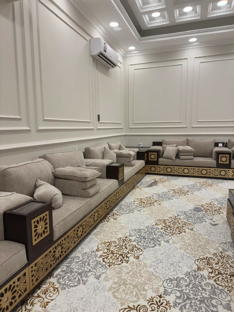 أريكة وستائر بتصميم عربي. - 18