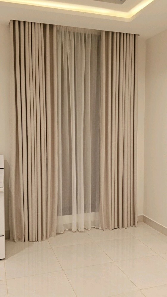 أريكة وستائر بتصميم عربي. - 5