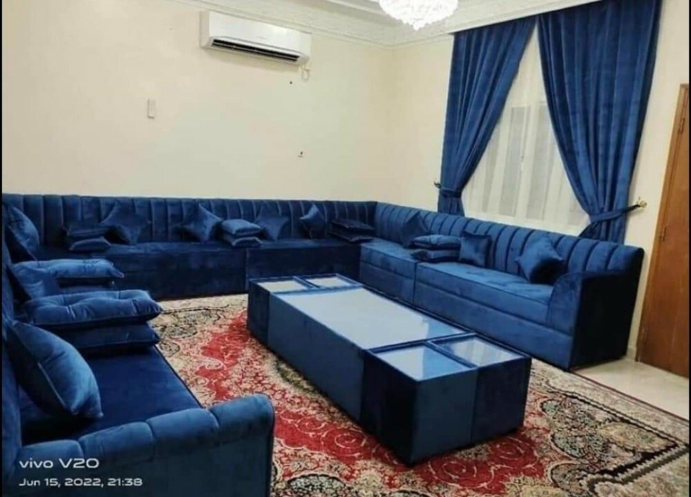أريكة وستائر بتصميم عربي. - 23