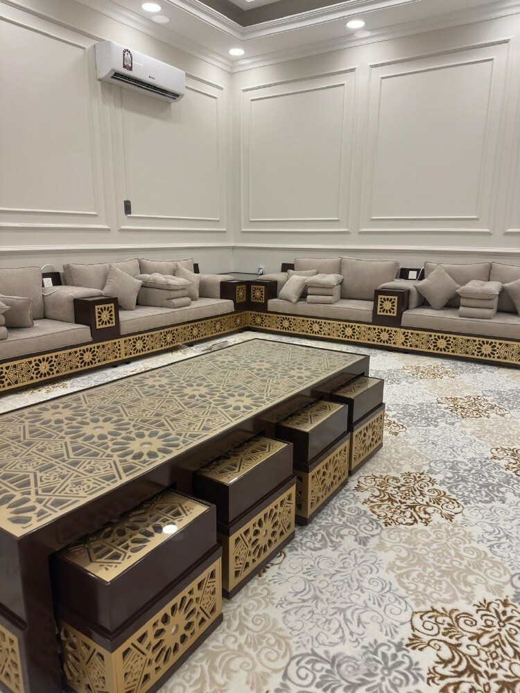 أريكة وستائر بتصميم عربي. - 14