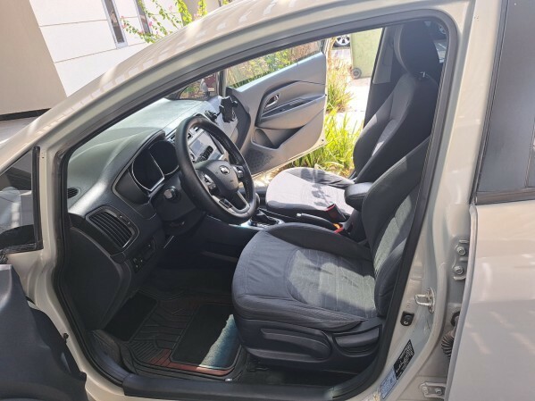 KIA RIO HATCHBACK FULL OPTION — photo 7 for sale in Qatar