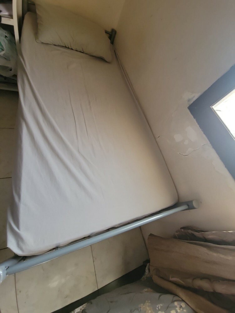 single bed with extra mattress - 1