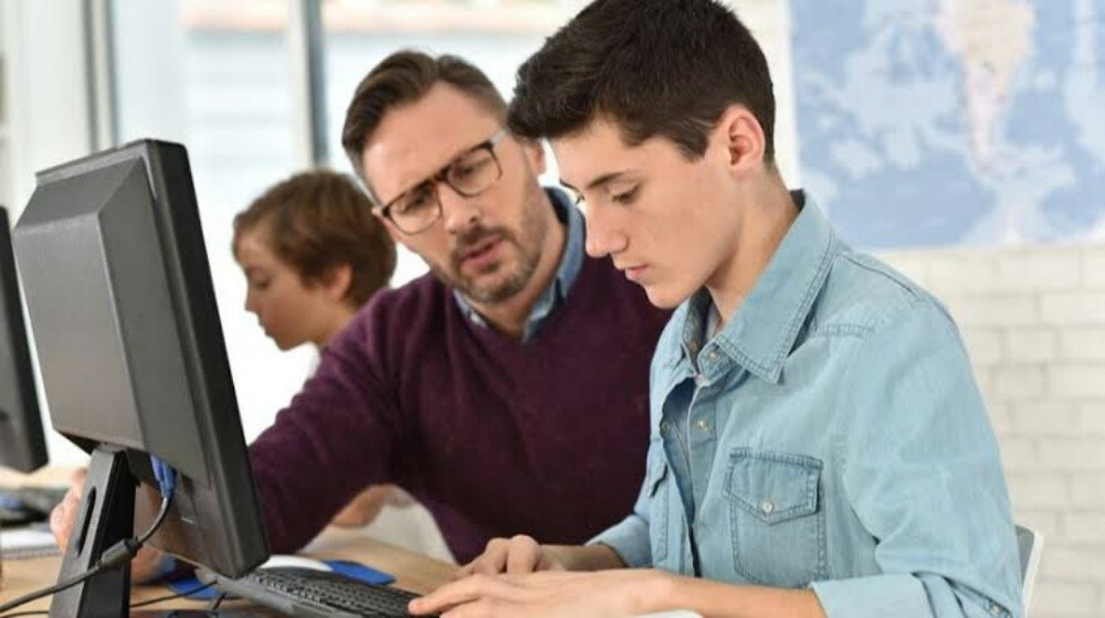 computer teacher available - 1