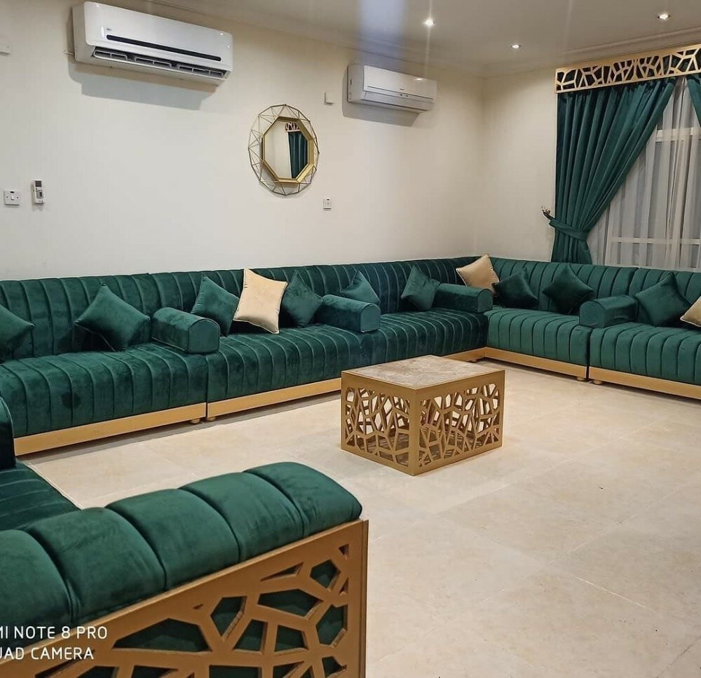 يصنع أريكة مجلس جديدة ويصلحها - 12