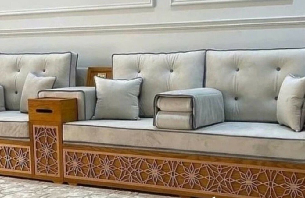 يصنع أريكة مجلس جديدة ويصلحها - 1
