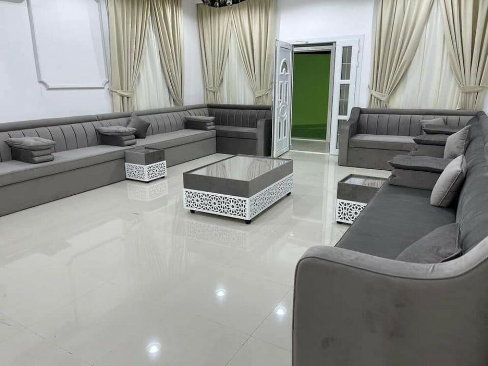 يصنع أريكة مجلس جديدة ويصلحها - 15