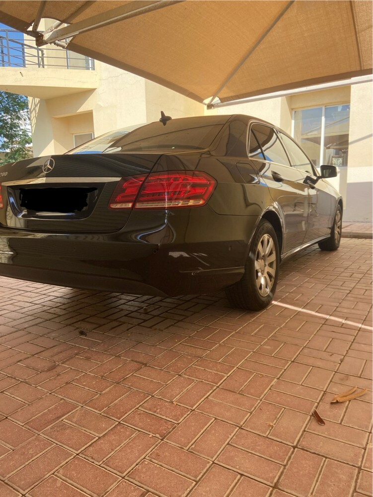 Mercedes E200 black lady driven - 3