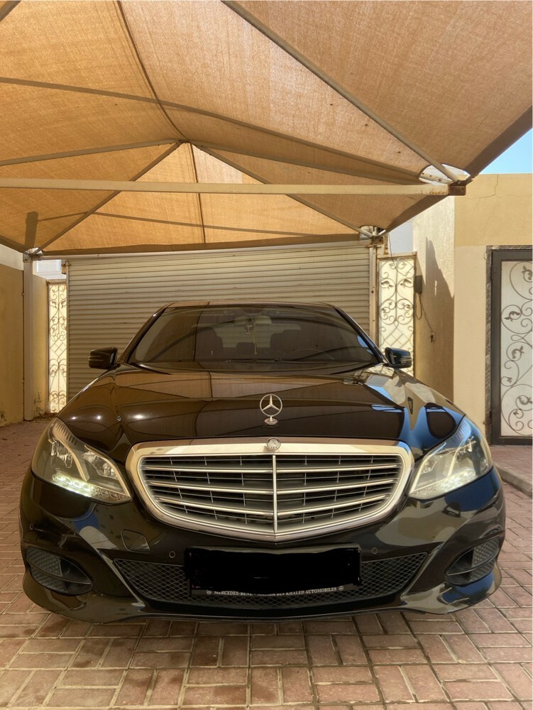 Mercedes E200 black lady driven - 2