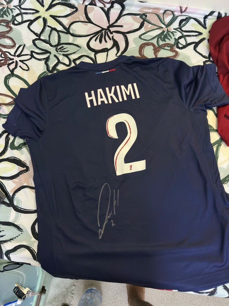 Hakimi signed PSG jersey - 10