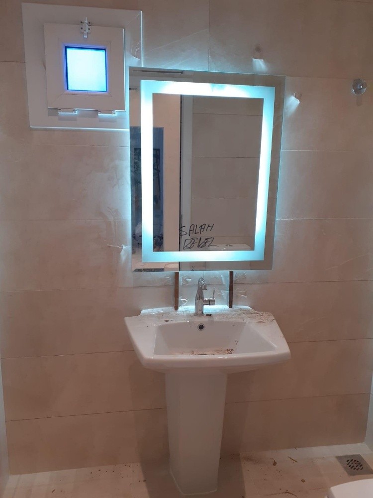 Mirrors and showers - 6