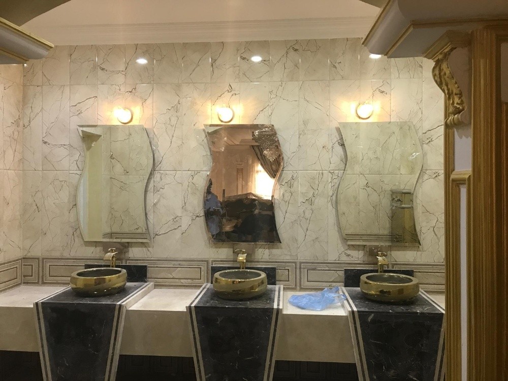Mirrors and showers - 10
