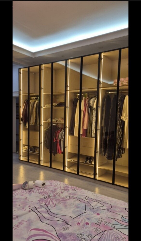 wardrobe, sofa, curtains, carpet. - 13