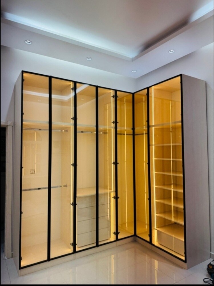 wardrobe, sofa, curtains, carpet. - 19