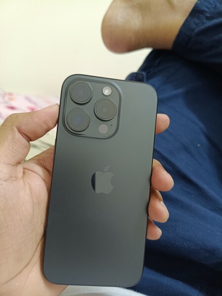 I phone 15 pro with cable - 4
