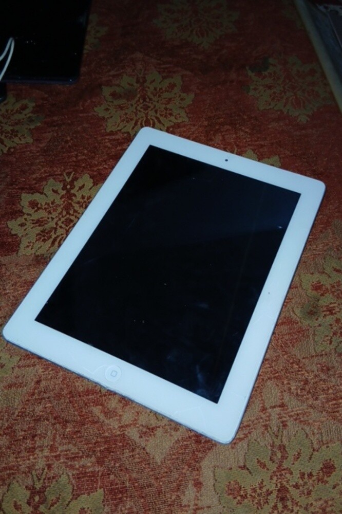 IPAD16GB with two samsung tablets - 3