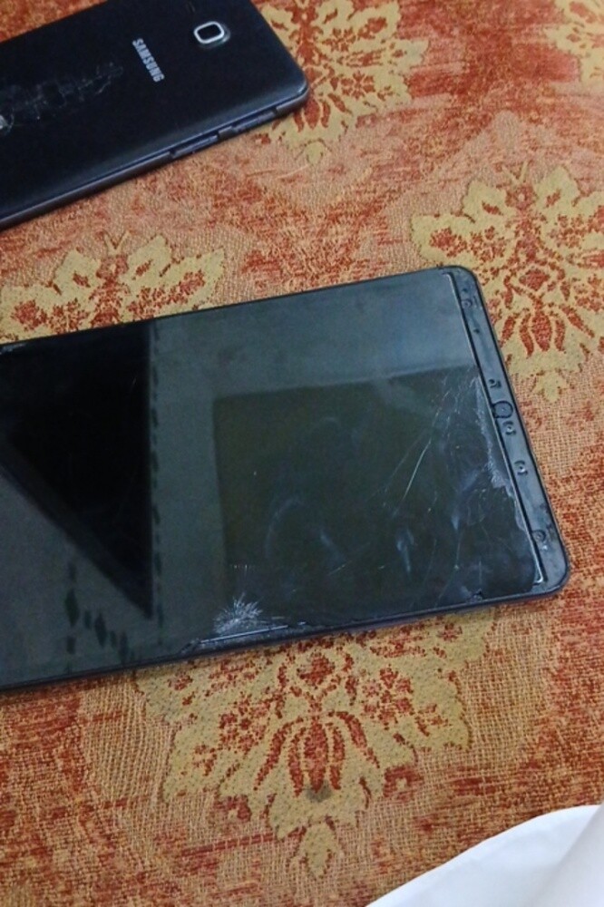 IPAD16GB with two samsung tablets - 8