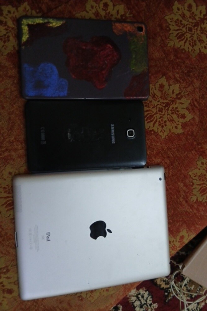 IPAD16GB with two samsung tablets - 13