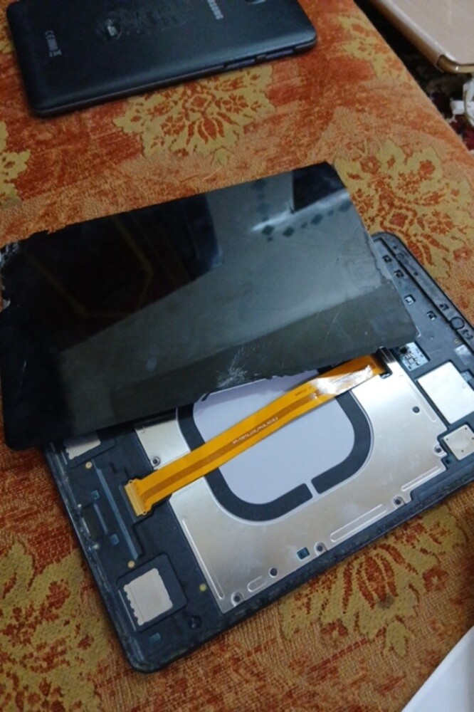 IPAD16GB with two samsung tablets - 9
