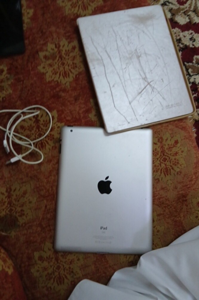 IPAD16GB with two samsung tablets - 5