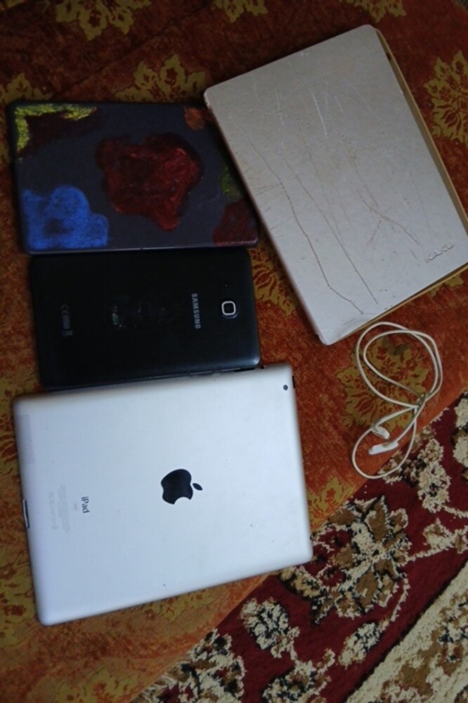 IPAD16GB with two samsung tablets - 14