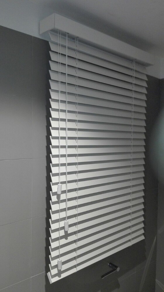 Curtains and roller. - 10