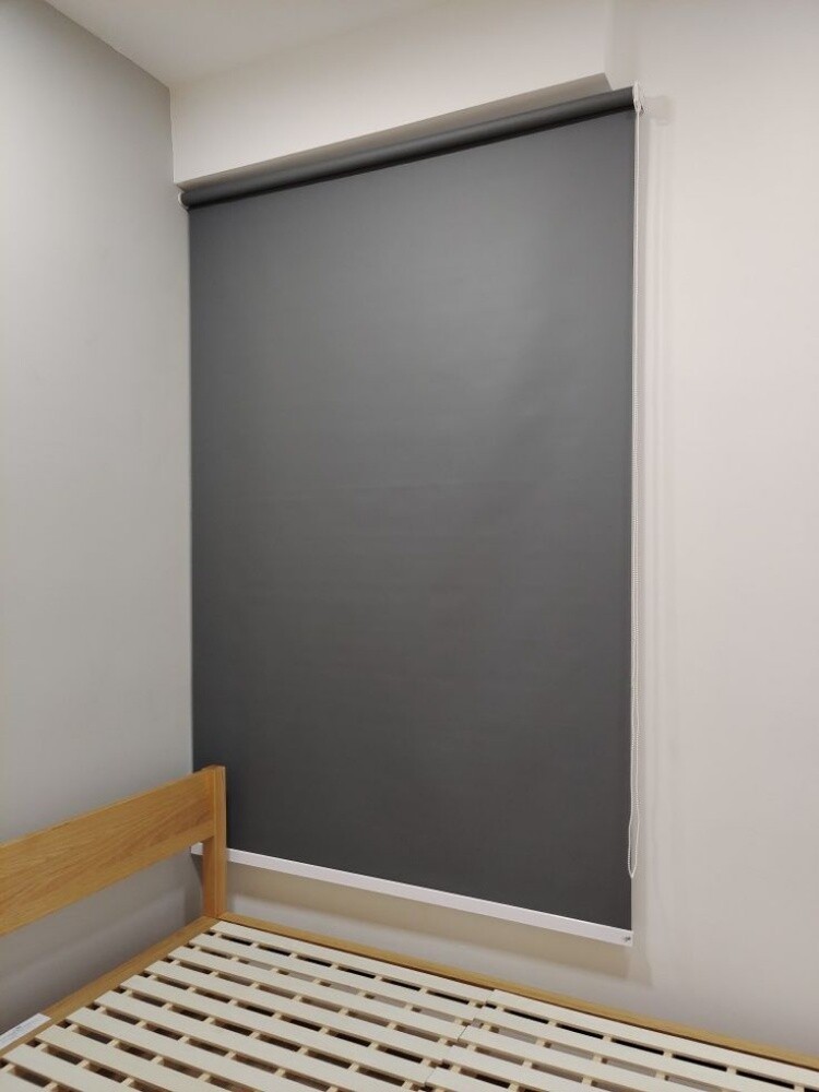 Curtains and roller. - 8