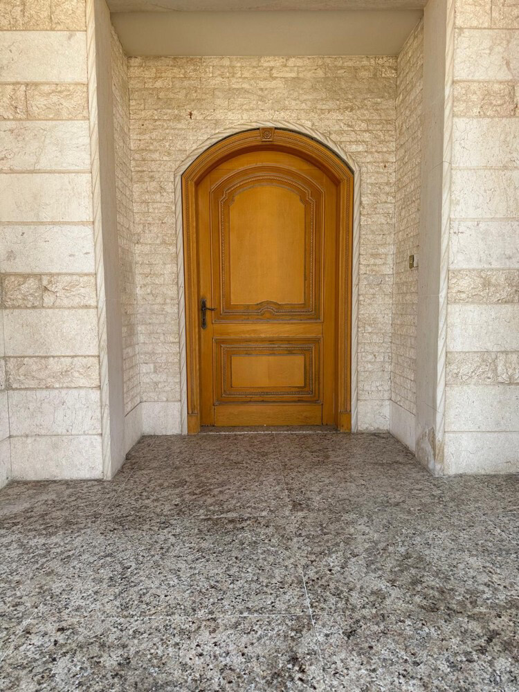 المطلوب صباغ لصيانة ابواب  التواصل واتس اب فقط - 1