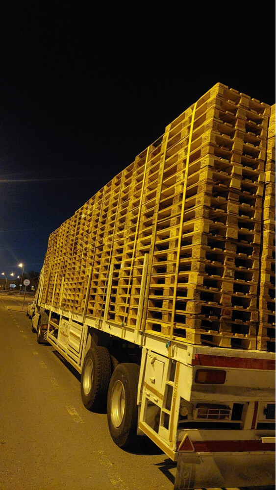 Plastic and wood pallets 77087079 - 2