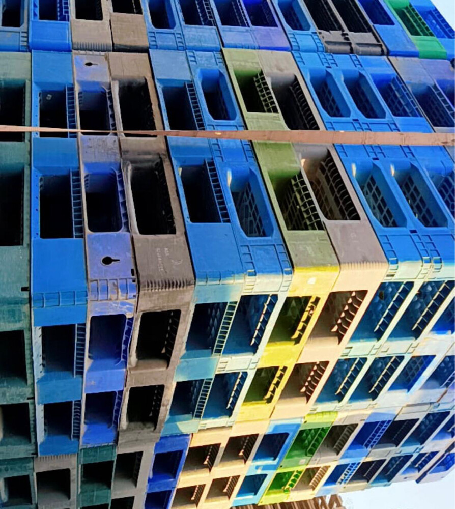 Plastic and wood pallets 77087079 - 1