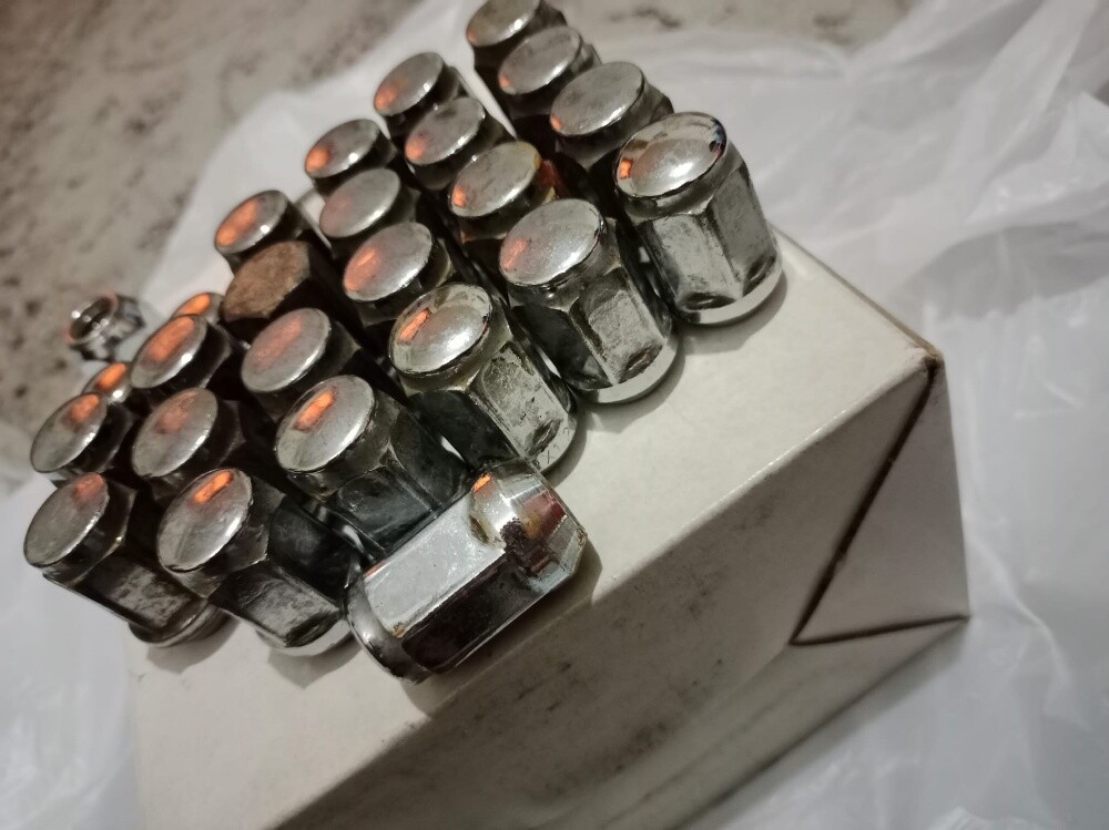Used original bolts for nissan Vtec - 1