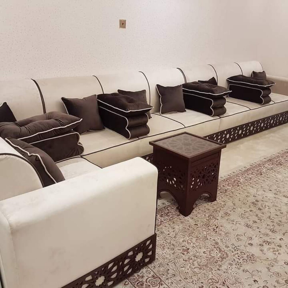 يتم تصنيع الأرائك وتنجيدها. - 16