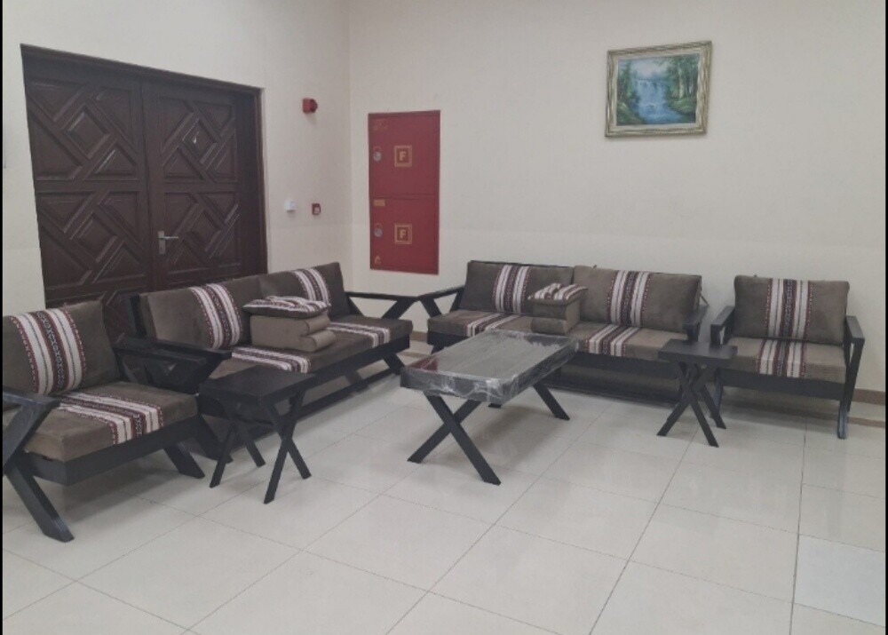 كراسى خشب وطاولات - 4