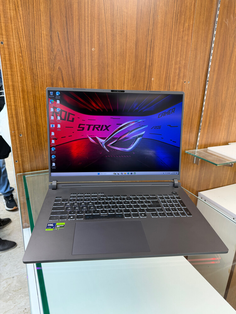 ASUS ROG STRIX G18 RTX5080 - 1