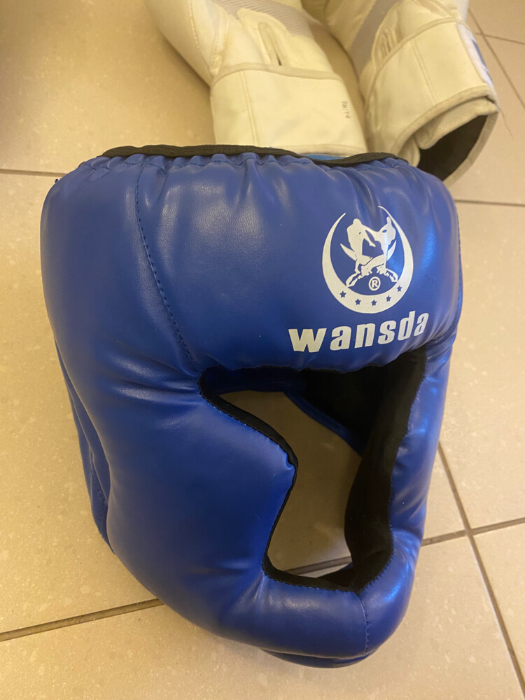 Boxing gloves and helmet  - 7