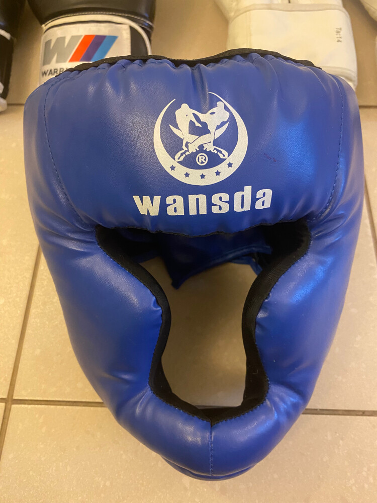 Boxing gloves and helmet  - 3