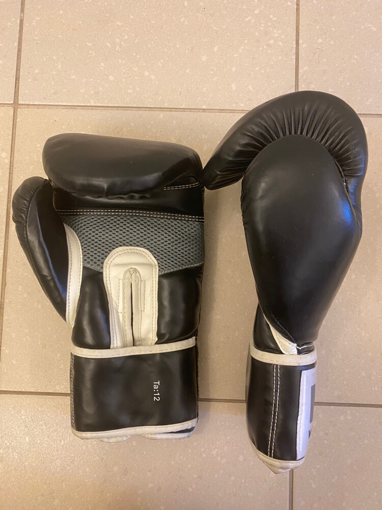 Boxing gloves and helmet  - 5