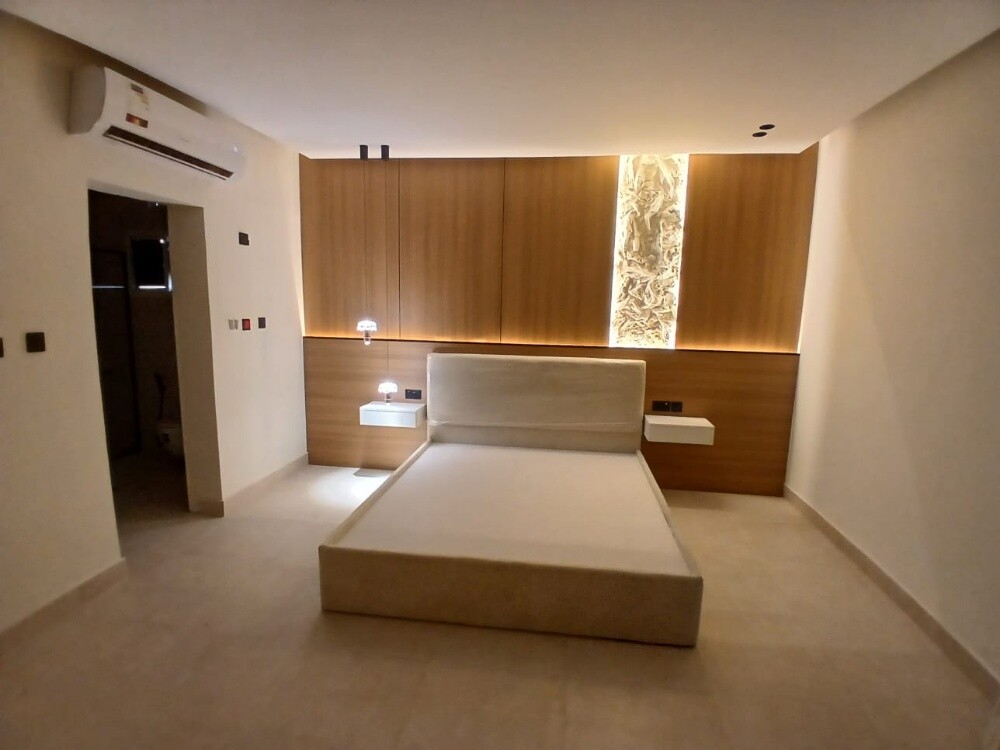 TV& Room Decor - 12