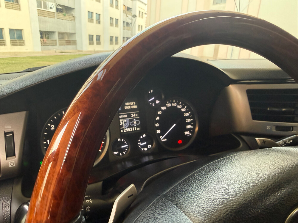 LX 570 in mint condition  - 2