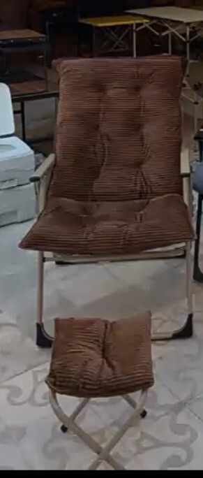 Chairs + table - 2