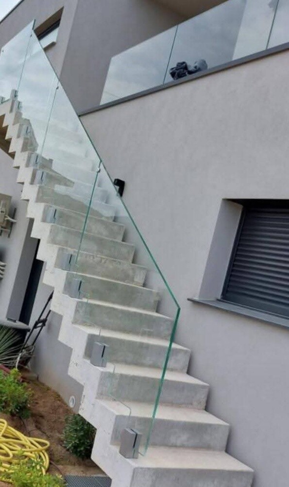 Stairscase glass design - 2