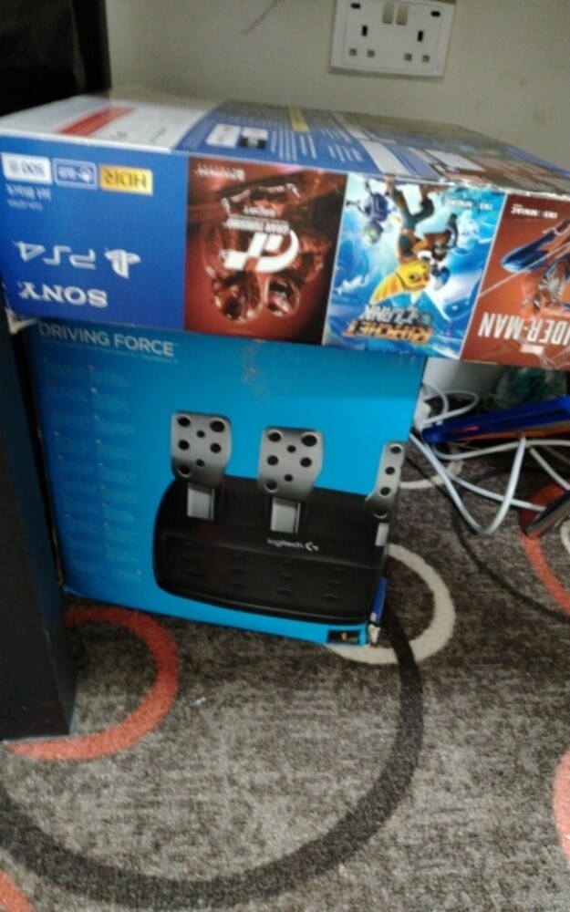 PS4 slim brand new - 2
