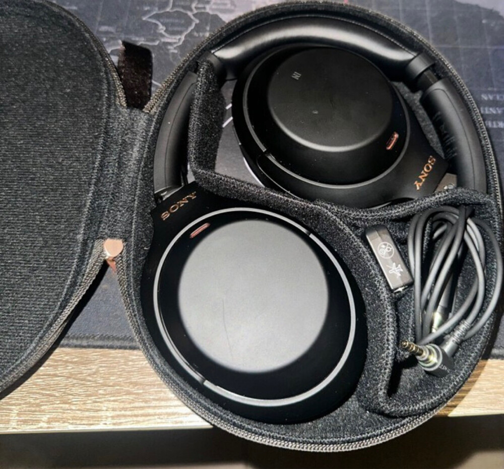 sony xm4 headset  - 1
