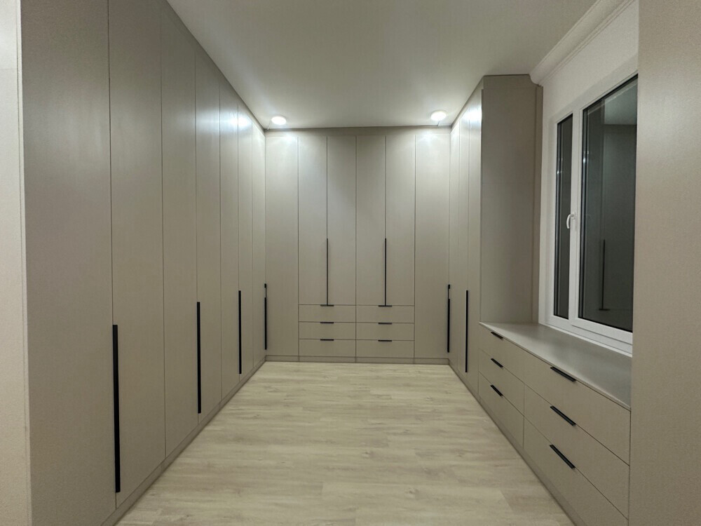 bed. closet. sofa. curtains - 20
