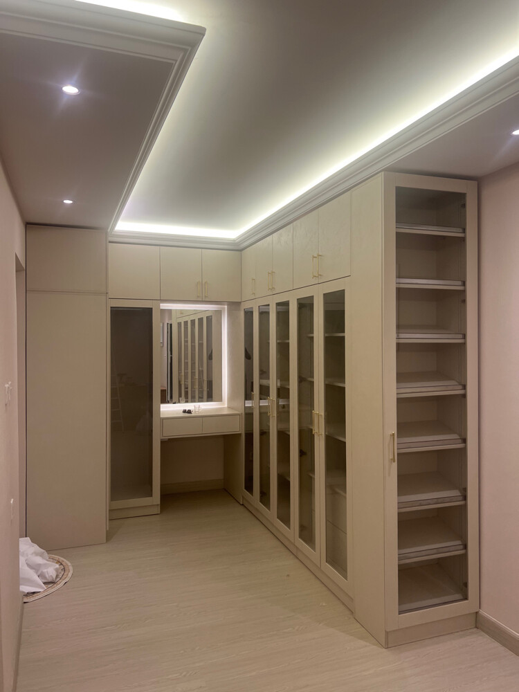 bed. closet. sofa. curtains - 26