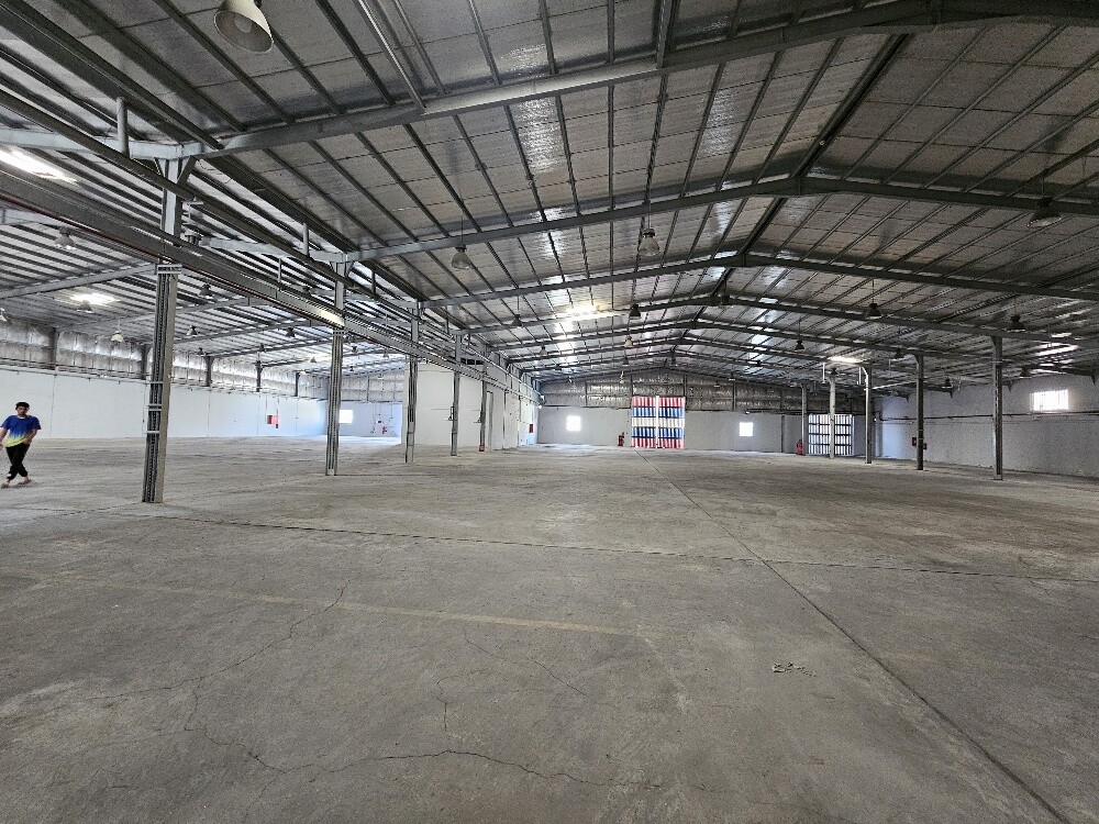 We have a 2700 sq m covered wareh - 6