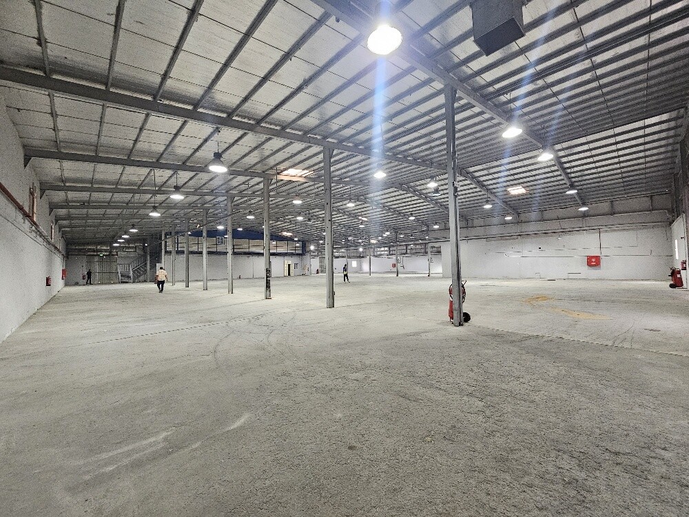 We have a 2700 sq m covered wareh - 4